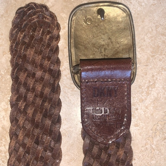 DKNY Epic hand-hammered brass monogramed buckle, Brown woven  display picture 2